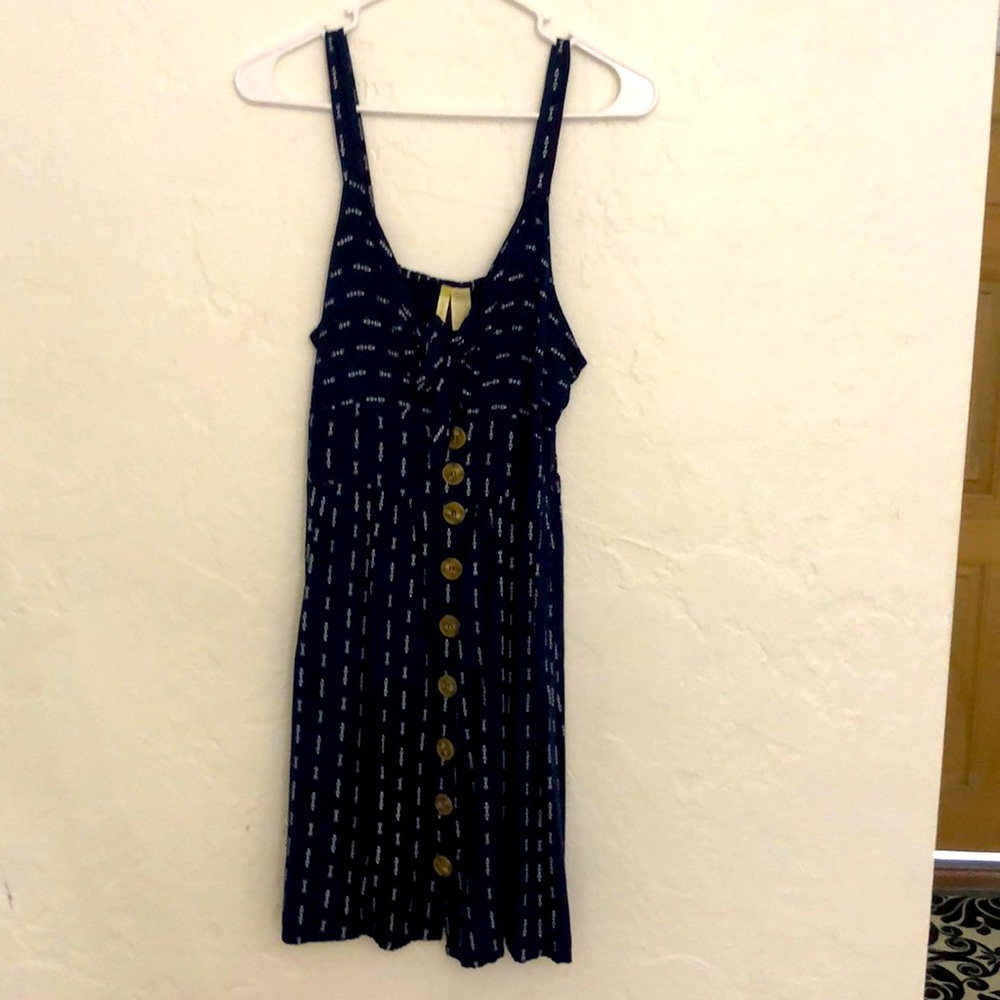 Beautiful casual dress, tie and opening in the front. Straps and buttons